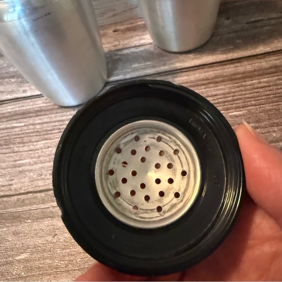 Vintage Kromex Metal Silver Salt and Pepper Shakers large size - Picture 13 of 15